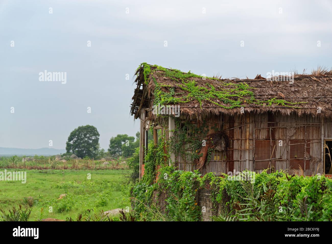 Altes verlassene Strohhaus gegen bewölkten Himmel. Stockfoto