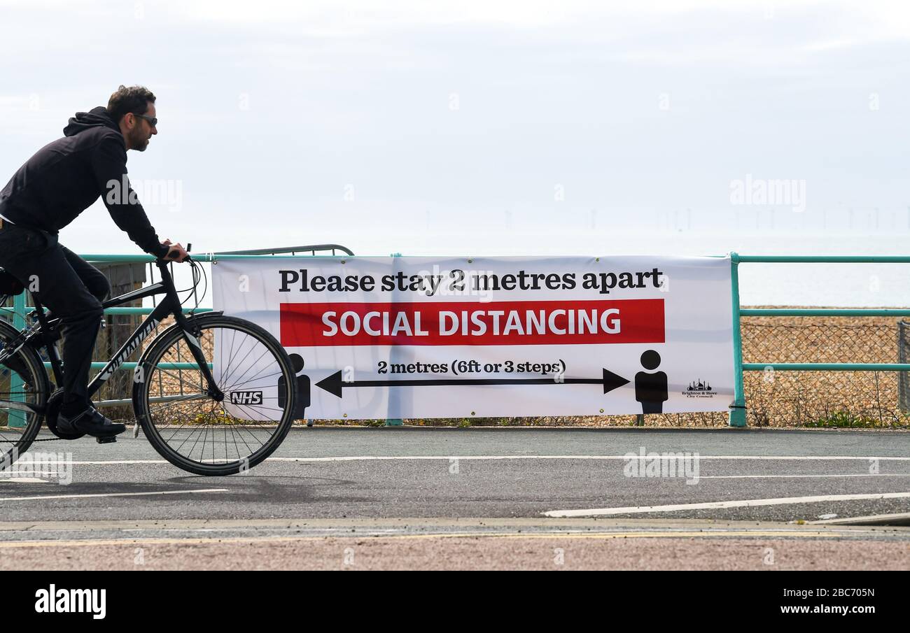 Brighton UK 3. April 2020 - Sozialdistanzierungsschild an der Küste von Brighton am 11. Tag der Regierungsblockierung in Großbritannien während der Coronavirus COVID-19-Pandemie-Krise. Kredit: Simon Dack / Alamy Live News Stockfoto