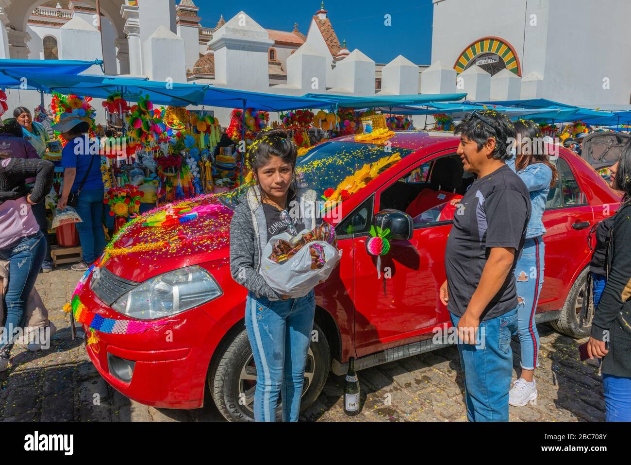 Das jährliche Auto Blessing vor der Basilika Virgen de Copacabana, Copacabana, dem Titicacasee, dem Department La Paz, Bolivien, Lateinamerika Stockfoto