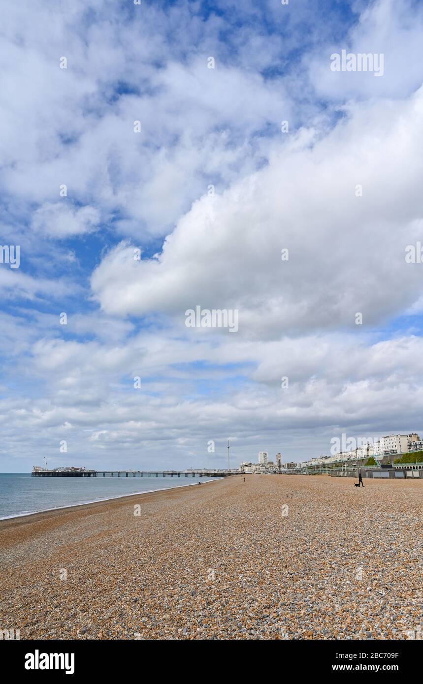 Brighton UK 3. April 2020 - der Strand von Brighton sieht am 11. Tag ruhig aus. Die Regierungen sperren sich in Großbritannien während der Coronavirus COVID-19-Pandemie-Krise. Es wird erwartet, dass sich das Wetter über das Wochenende aufwärmen wird und die Temperaturen am Sonntag voraussichtlich zwanzig Grad erreichen werden. Kredit: Simon Dack / Alamy Live News Stockfoto