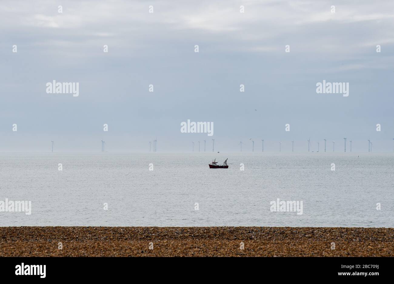 Brighton UK 3. April 2020 - EIN einsames Fischerboot vor Brighton Beach am 11. Tag der Regierungsblockierung in Großbritannien während der Coronavirus COVID-19-Pandemie-Krise. Kredit: Simon Dack / Alamy Live News Stockfoto