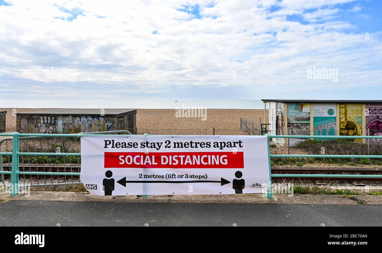 Brighton UK 3. April 2020 - Sozialdistanzierungsschild an der Küste von Brighton am 11. Tag der Regierungsblockierung in Großbritannien während der Coronavirus COVID-19-Pandemie-Krise. Kredit: Simon Dack / Alamy Live News Stockfoto