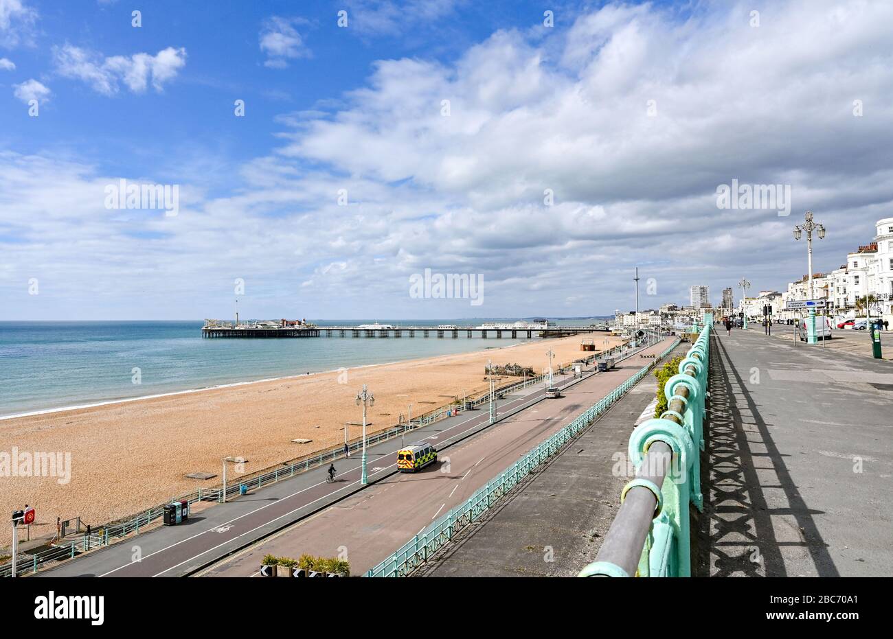 Brighton UK 3. April 2020 - Strand von Brighton und Meer am Tag elf der Regierungen, die sich während der Coronavirus COVID-19-Pandemie-Krise in Großbritannien absetzen. Es wird erwartet, dass sich das Wetter über das Wochenende aufwärmen wird und die Temperaturen am Sonntag voraussichtlich zwanzig Grad erreichen werden. Kredit: Simon Dack / Alamy Live News Stockfoto