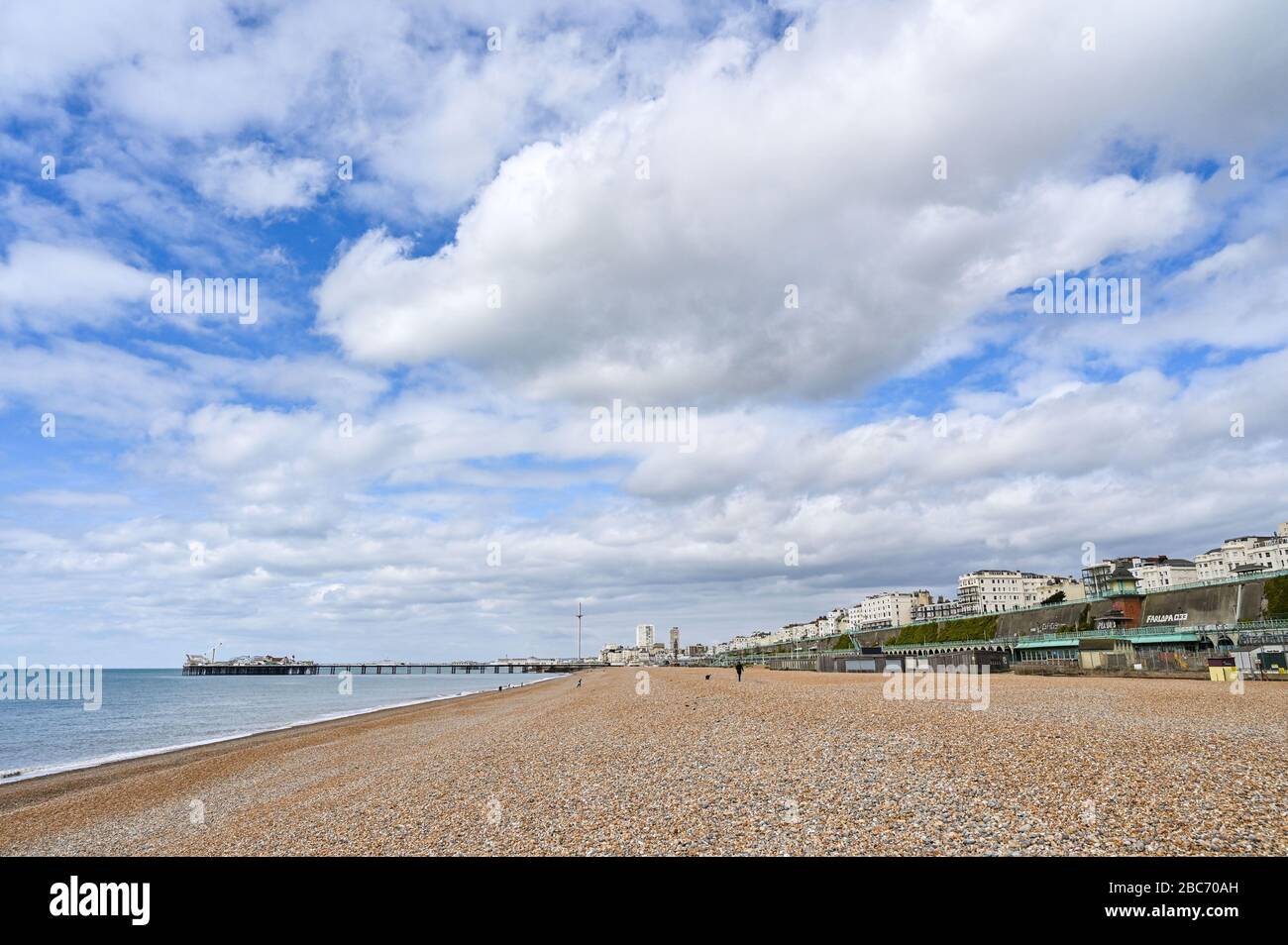 Brighton UK 3. April 2020 - der Strand von Brighton sieht am 11. Tag ruhig aus. Die Regierungen sperren sich in Großbritannien während der Coronavirus COVID-19-Pandemie-Krise. Es wird erwartet, dass sich das Wetter über das Wochenende aufwärmen wird und die Temperaturen am Sonntag voraussichtlich zwanzig Grad erreichen werden. Kredit: Simon Dack / Alamy Live News Stockfoto