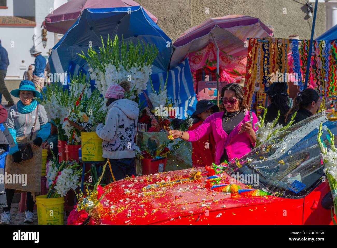 Das jährliche Auto Blessing vor der Basilika Virgen de Copacabana, Copacabana, dem Titicacasee, dem Department La Paz, Bolivien, Lateinamerika Stockfoto