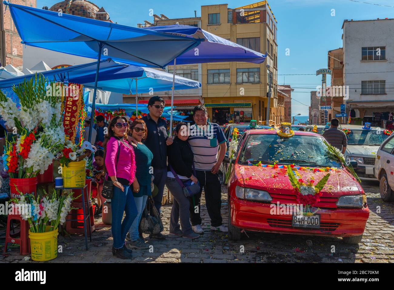 Das jährliche Auto Blessing vor der Basilika Virgen de Copacabana, Copacabana, dem Titicacasee, dem Department La Paz, Bolivien, Lateinamerika Stockfoto