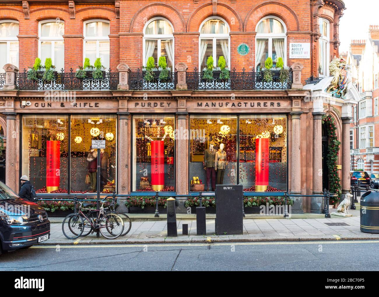 James Purdey & Sons ist ein britischer Waffenhersteller in der South Audley Street, Mayfair, London, Großbritannien. Die Ausstellungsräume sind für die Weihnachtszeit eingerichtet. Stockfoto