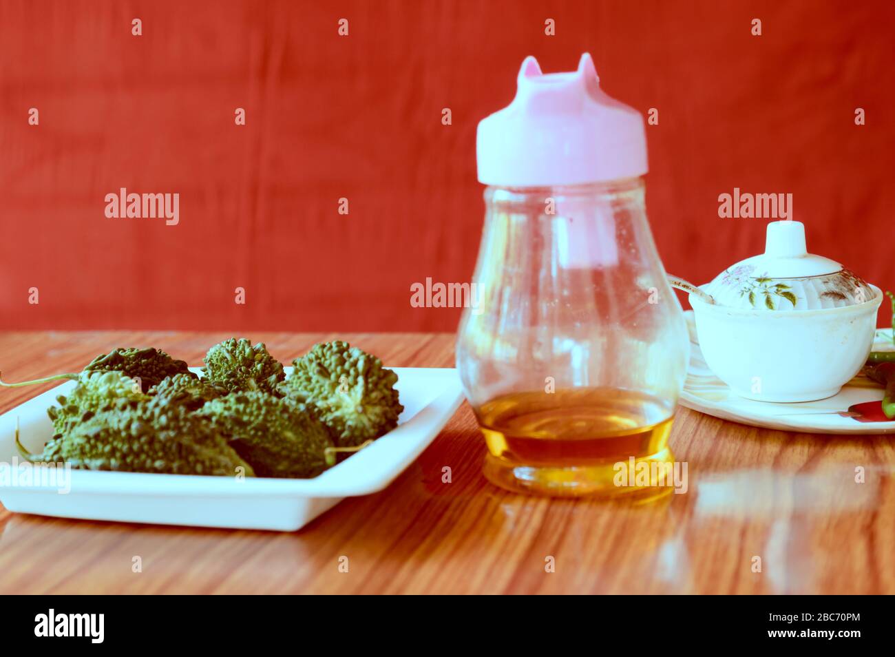 Bitterer Gourd Masala Fry Rezepte. Essen und Trinken. Gesundheitspflege und medizinische Nahrungsergänzungsmittel. Hausmittel. Gesunder Lebensstil. Roter Hintergrund. Stockfoto