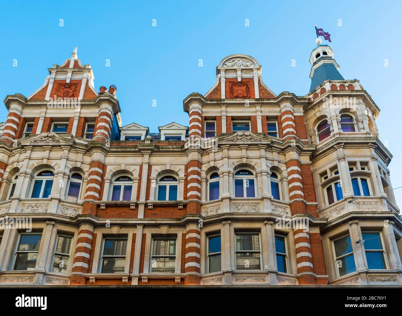 Maddox Street Blick auf das Gebäude an der 46 New Bond Street, in dem Ballys vorzeiglicher Schuhladen in Mayfair, London, Großbritannien, untergebracht ist. Stockfoto