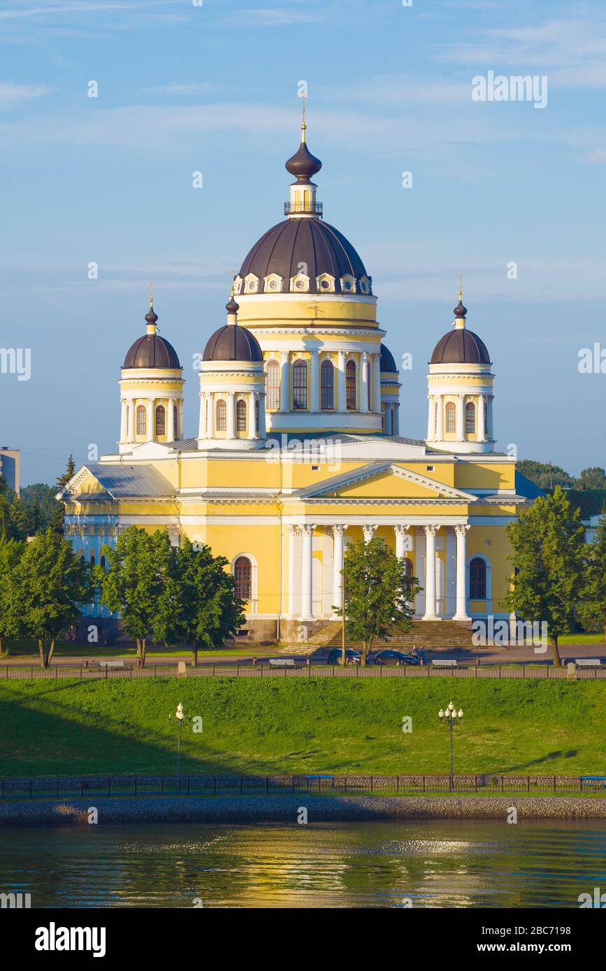 Verklärungskathedrale in der Nähe an einem Julitagmorgen. Rybinsk, Russland Stockfoto