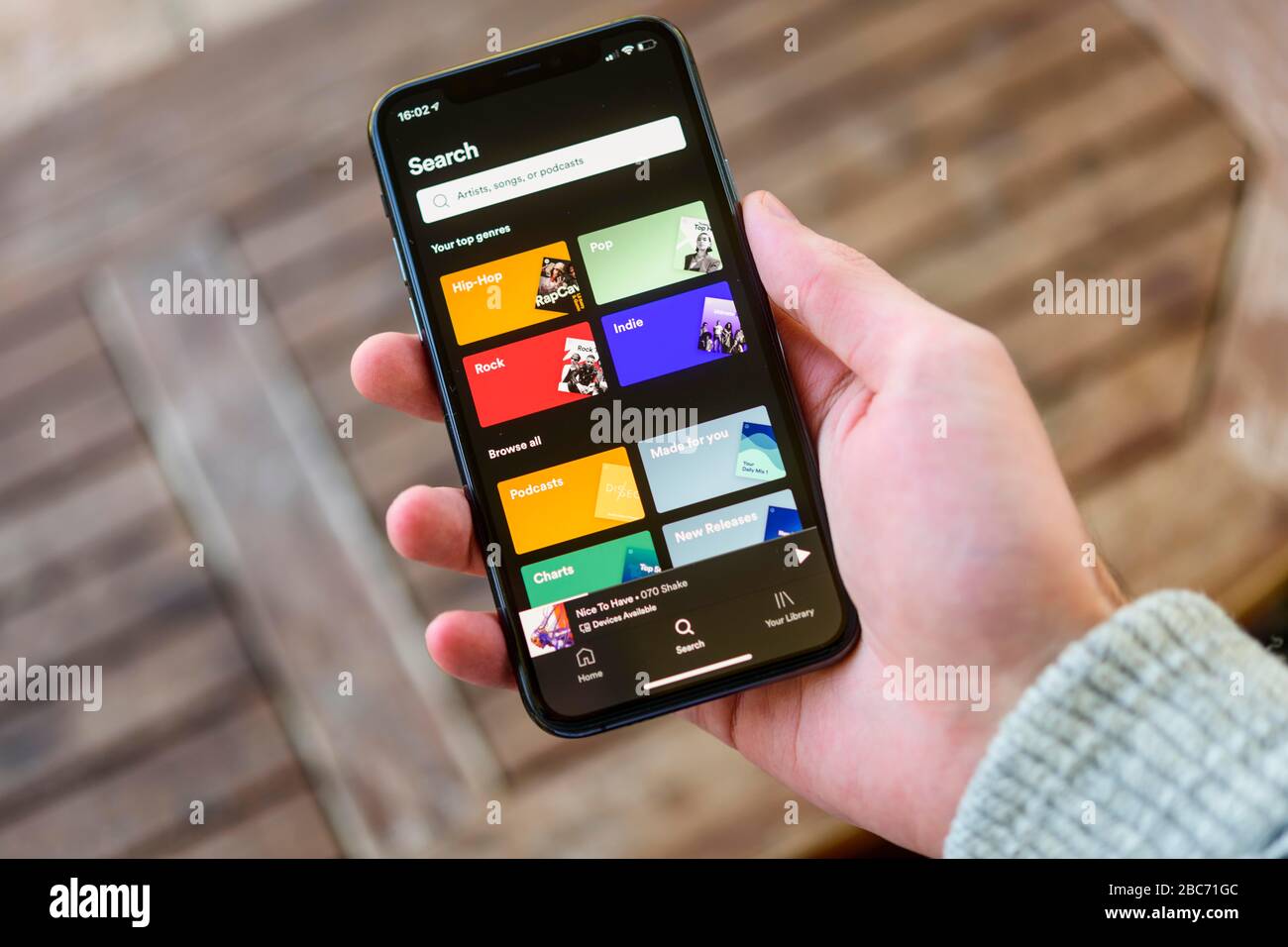 Hand hält das iPhone 11 mit Spotify App auf dem Display, Musik-Streaming, iOS, Smartphone, Deutschland Stockfoto