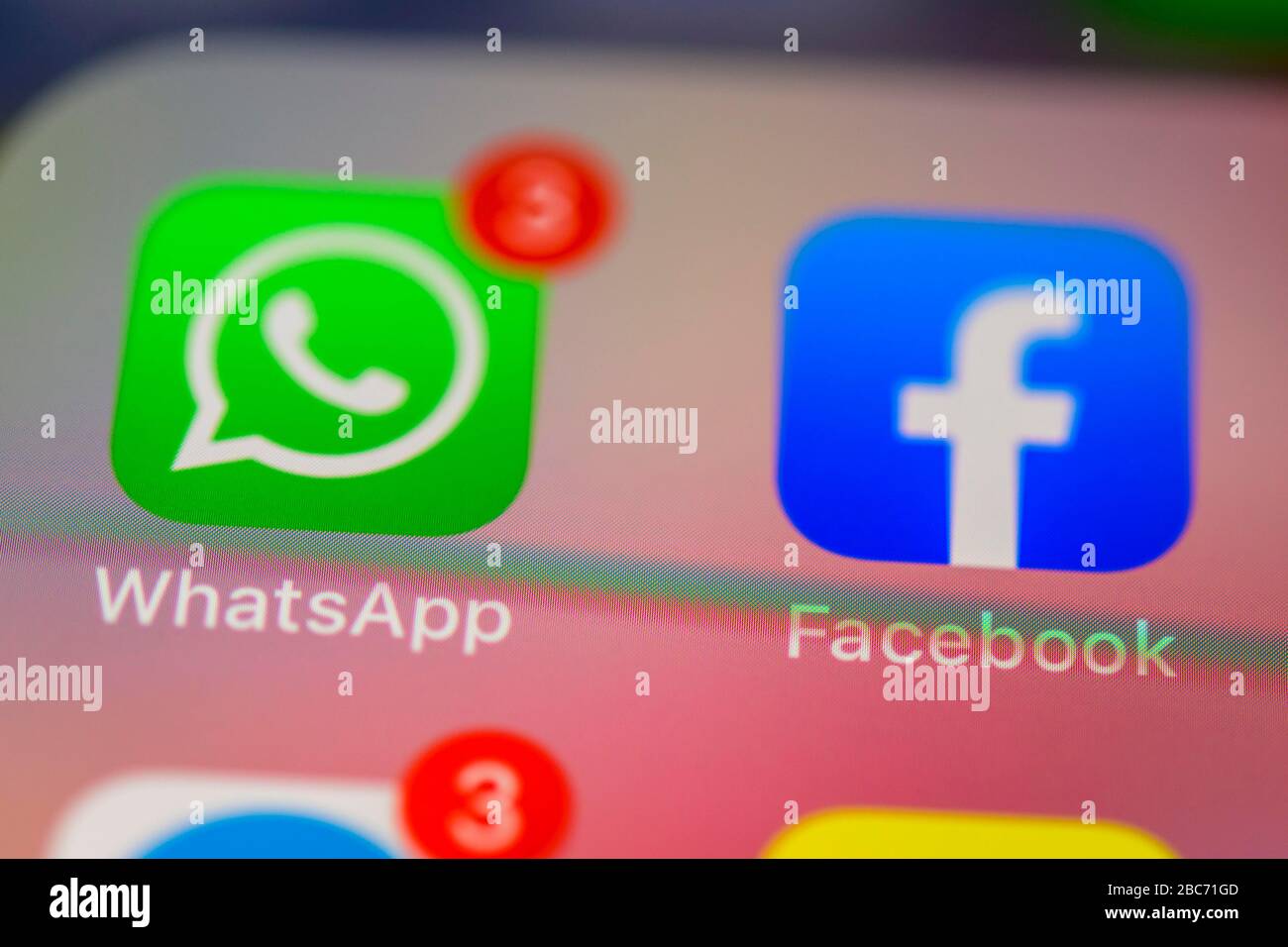 Facebook und WhatsApp, soziale Apps, App-Symbole, Anzeige auf dem Display von Handy, Smartphone, Detail, Vollformat Stockfoto