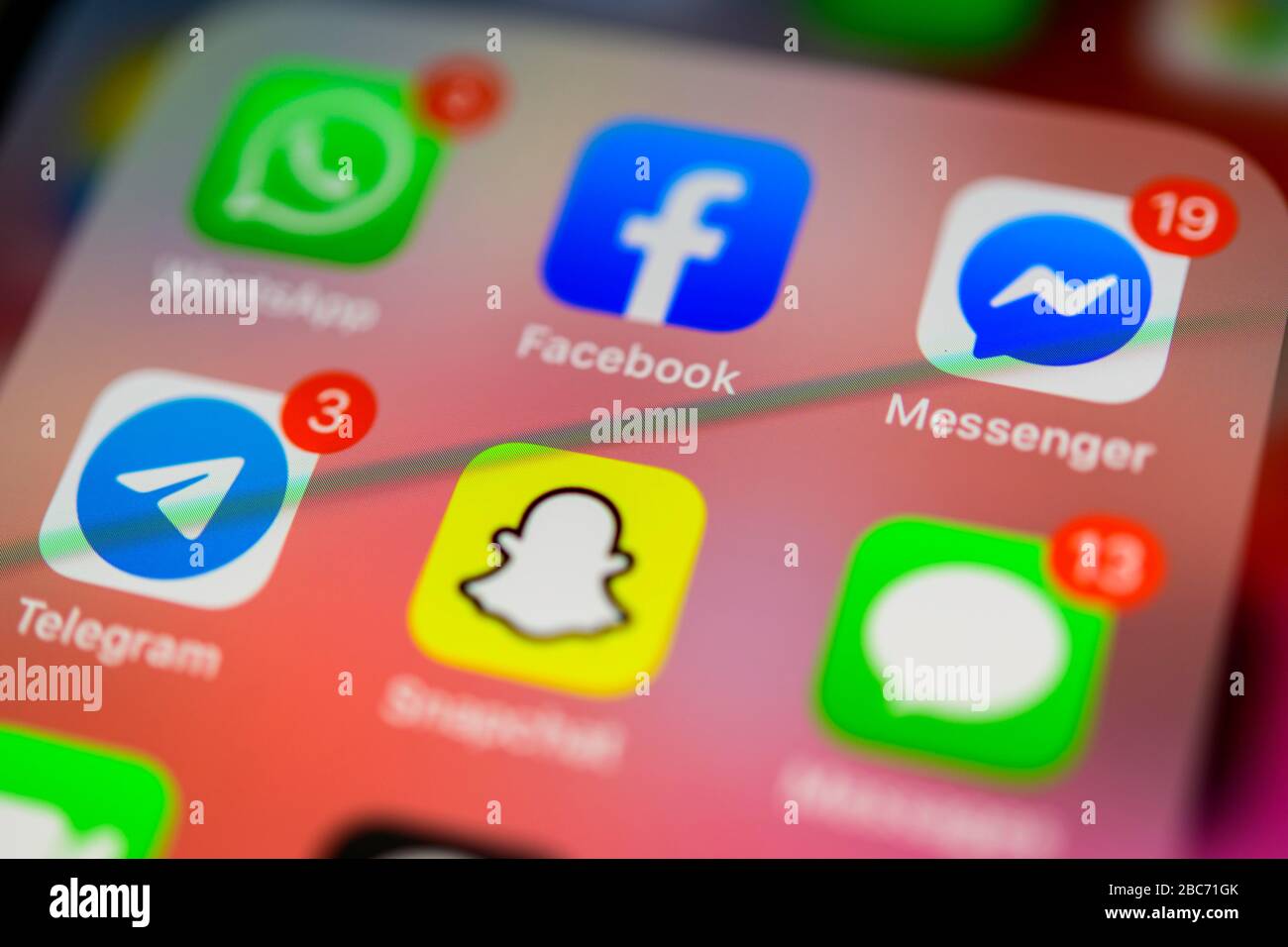 Facebook, Snapchat, Telegramm und WhatsApp, soziale Apps, App-Symbole, Anzeige auf dem Display von Handy, Smartphone, Detail, Vollformat Stockfoto
