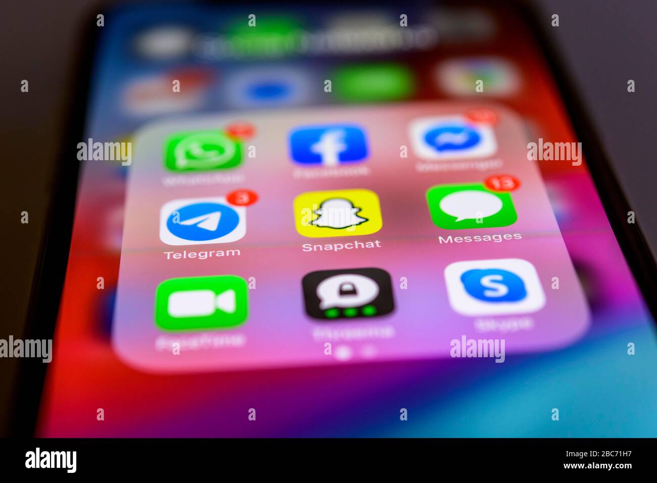 Verschiedene soziale Apps, Facebook, Telegramm, Snapchat und WhatsApp, App-Symbole, Anzeige auf dem Bildschirm von Handy, Smartphone, Detail, Vollformat Stockfoto