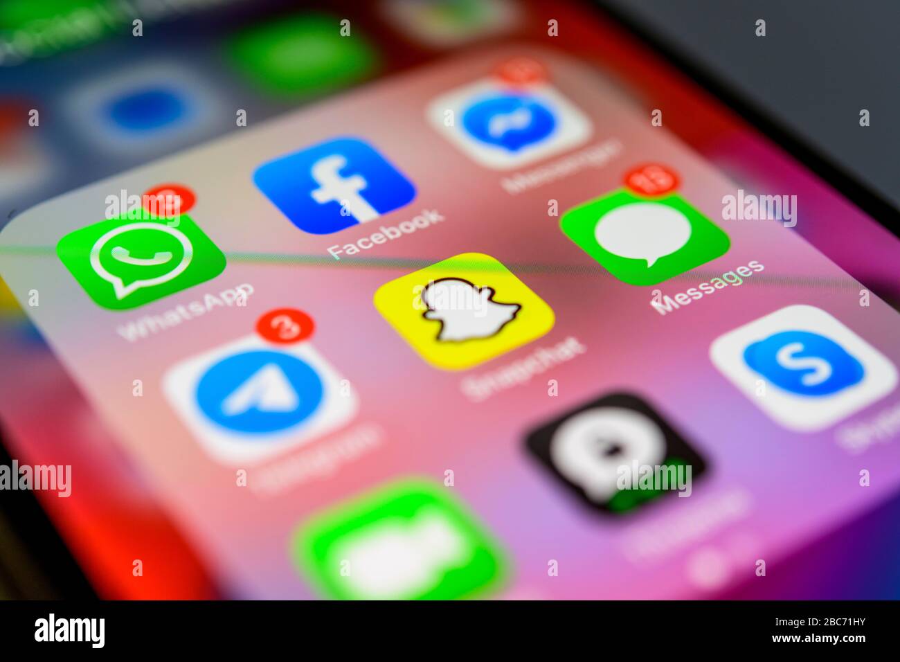 Verschiedene soziale Apps, Facebook, Telegramm, Snapchat und WhatsApp, App-Symbole, Anzeige auf dem Bildschirm von Handy, Smartphone, Detail, Vollformat Stockfoto