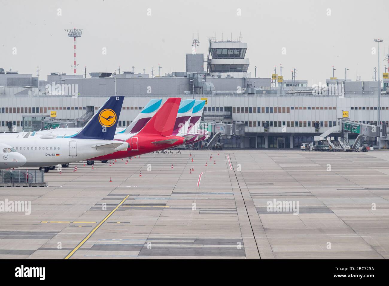 Düsseldorf, Deutschland. April 2020. Zu Beginn der Osterferien werden zahlreiche Flugzeuge verschiedener Fluggesellschaften auf dem Vorfeld des Flughafens Düsseldorf geparkt. Credit: Marcel Kusch / dpa / Alamy Live News Stockfoto