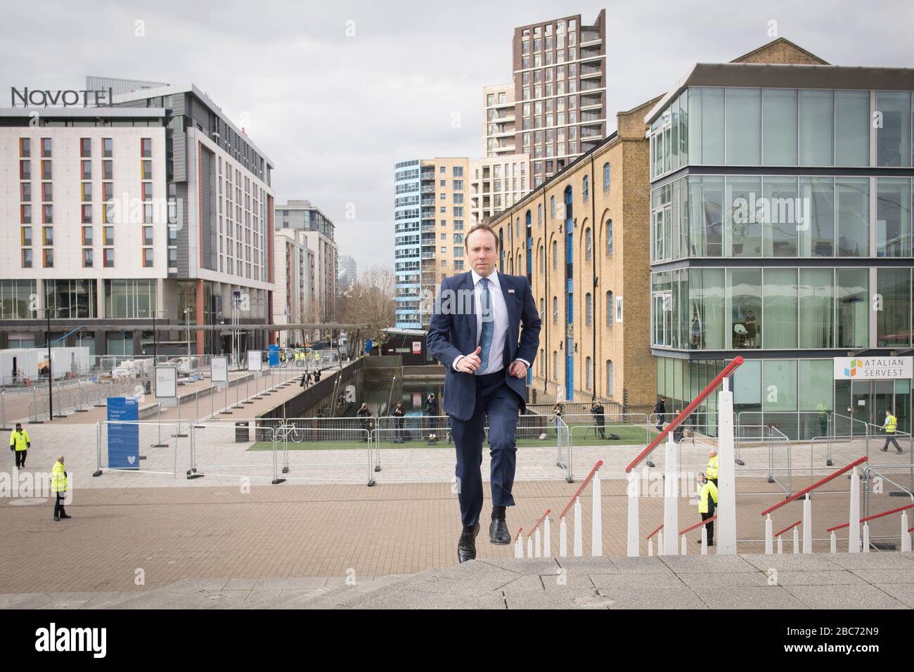 Gesundheitsminister Matt Hancock bei der Eröffnung des NHS Nightingale Hospital im Excel Center in London, einem temporären Krankenhaus mit 4000 Betten, das für die Behandlung von Covid-19-Patienten eingerichtet wurde. Stockfoto