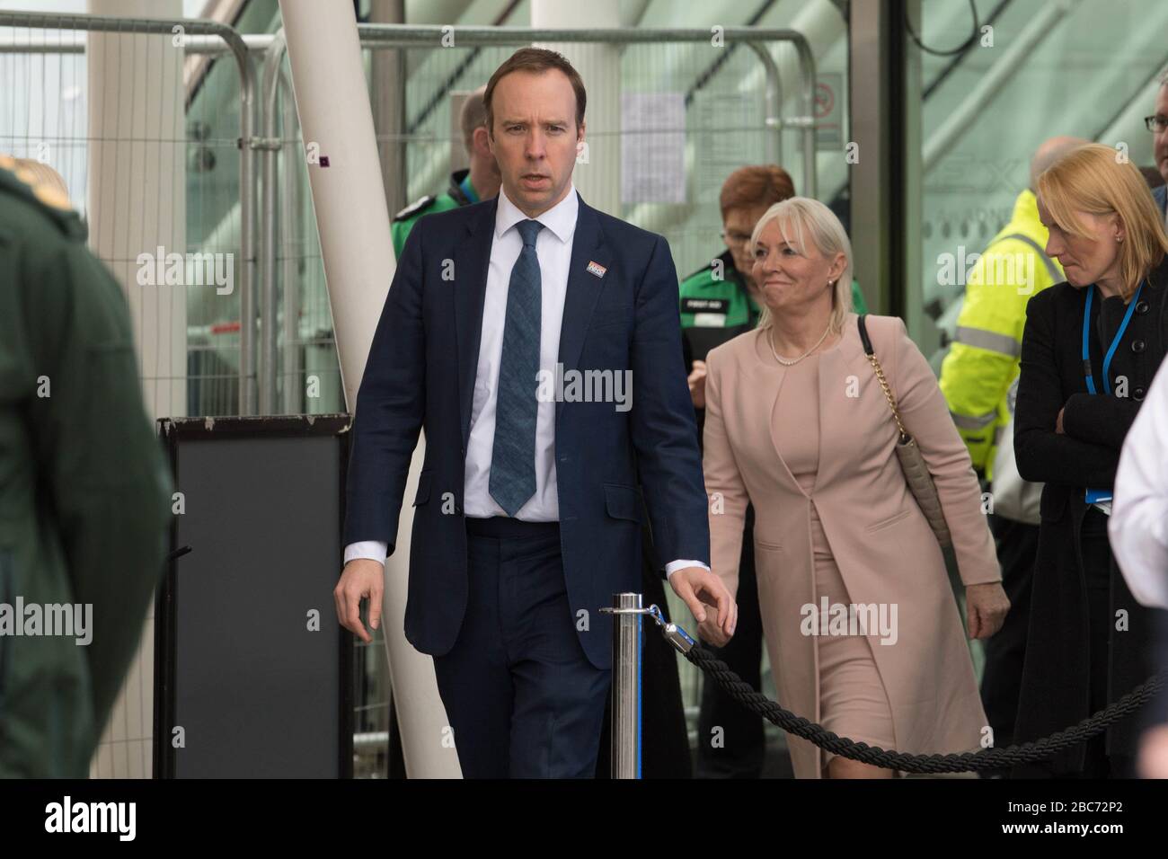 Gesundheitsminister Matt Hancock bei der Eröffnung des NHS Nightingale Hospital im Excel Center in London, einem temporären Krankenhaus mit 4000 Betten, das für die Behandlung von Covid-19-Patienten eingerichtet wurde. Stockfoto