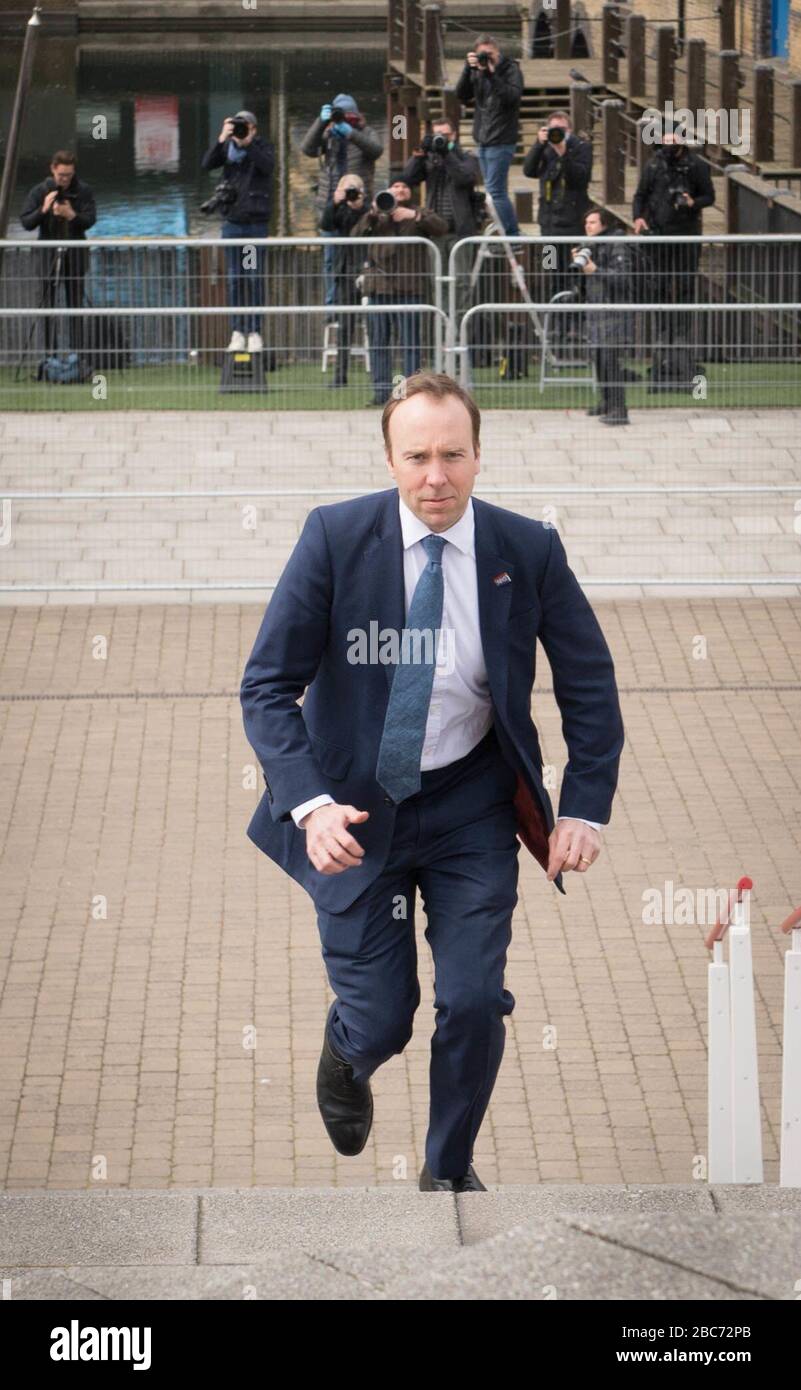 Gesundheitsminister Matt Hancock bei der Eröffnung des NHS Nightingale Hospital im Excel Center in London, einem temporären Krankenhaus mit 4000 Betten, das für die Behandlung von Covid-19-Patienten eingerichtet wurde. PA Foto. Bilddatum: Freitag, 3. April 2020. Die Einrichtung ist in mehr als 80 Stationen mit je 42 Betten aufgeteilt und dient zur Behandlung von Covid-19-Patienten, die von anderen Intensivstationen in ganz London verlegt wurden. Siehe PA Geschichte GESUNDHEIT Coronavirus Charles. Der Fotorepapier sollte lauten: Stefan Rousseau/PA-Draht Stockfoto