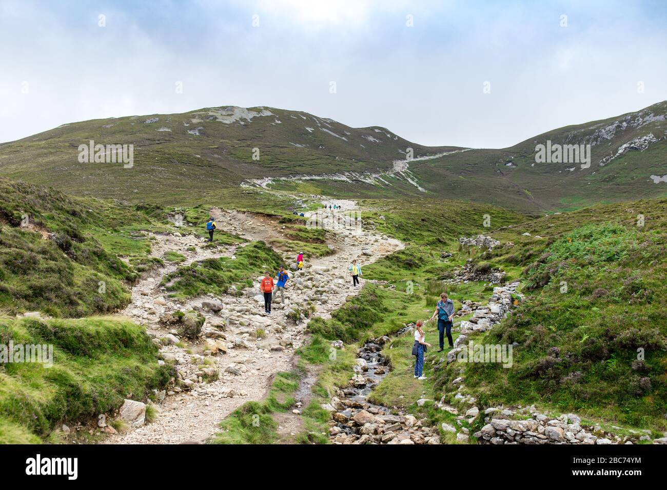 Touristen und Pilger auf dem Croagh-Patrick-Wanderweg in Westport, CO.Mayo, Irland Stockfoto