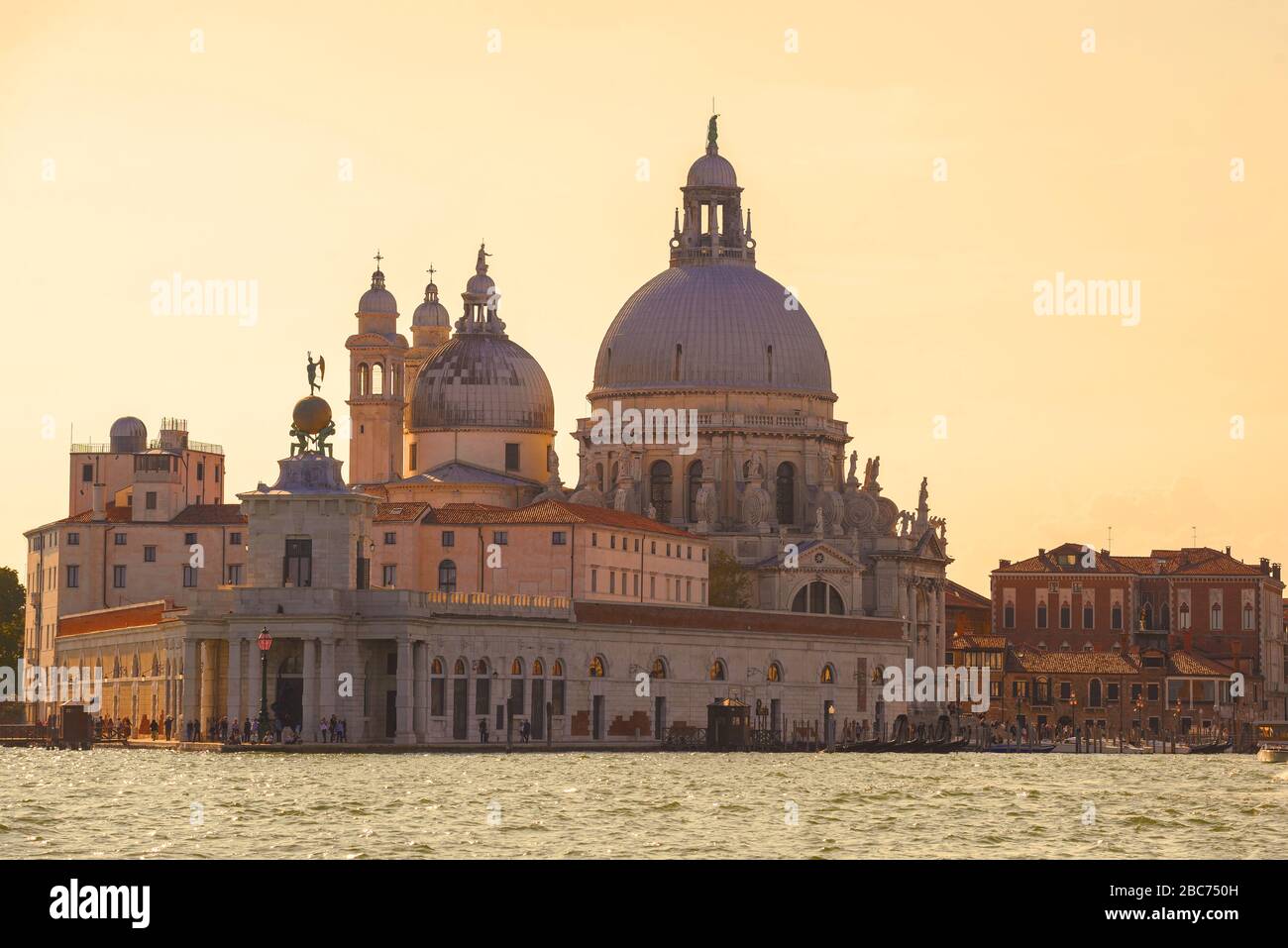 Die Basilika Santa Maria della Salute und das alte Zollgebäude von Punta della Dogana an einem sonnigen Septemberabend. Venedig, Italien Stockfoto