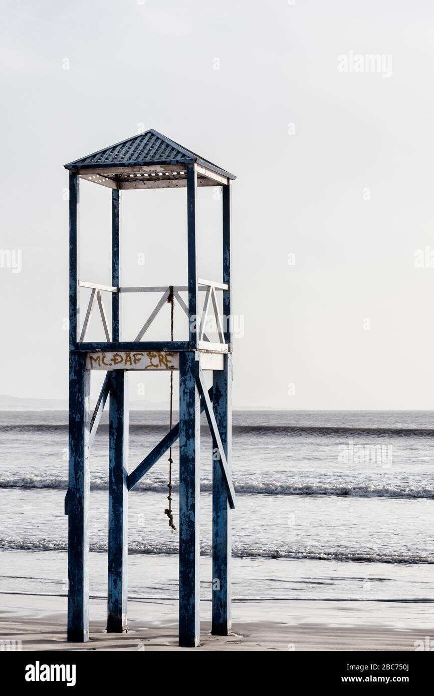 Alter blauer Wachturm aus Holzbucht am Strand. Vintage-Style - Hintergrundbild mit hoher Tonart. Stockfoto
