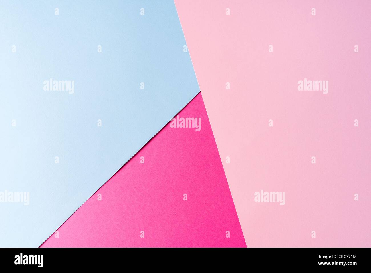 Flaches Lay minimaler kreativer Papierhintergrund in blauen und pinken Pastellfarben, mit geometrischer Form. Stockfoto