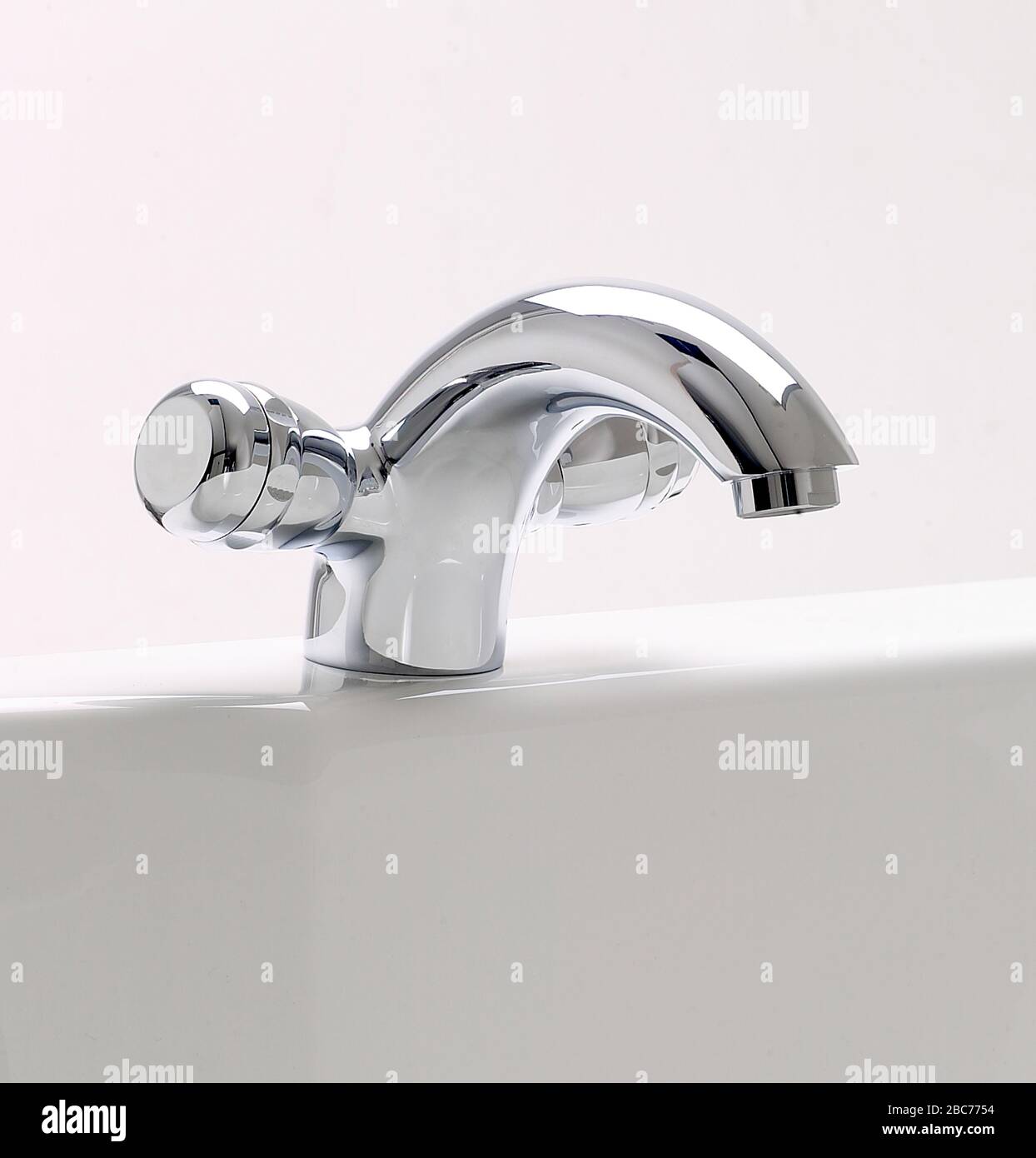 Nahaufnahme des Chrom-Wasserhahn im Waschbecken Stockfoto