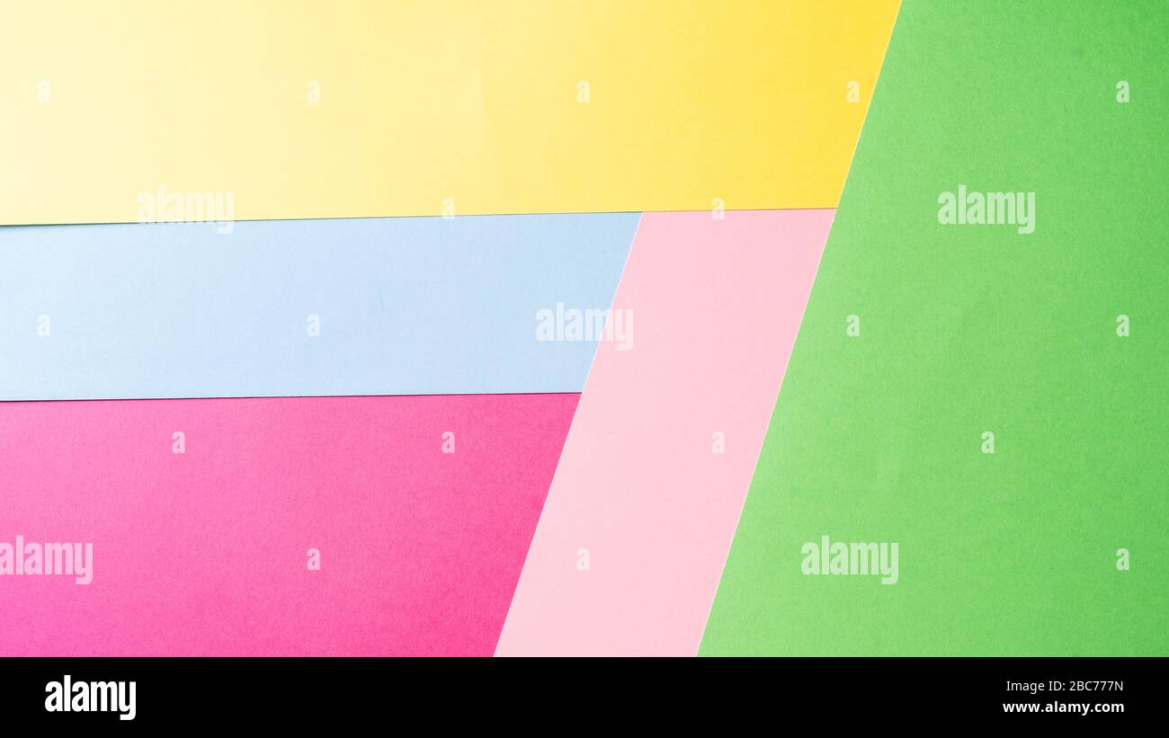 Flaches Lay minimaler kreativer Papierhintergrund in Pastellfarben, mit geometrischer Form. Stockfoto