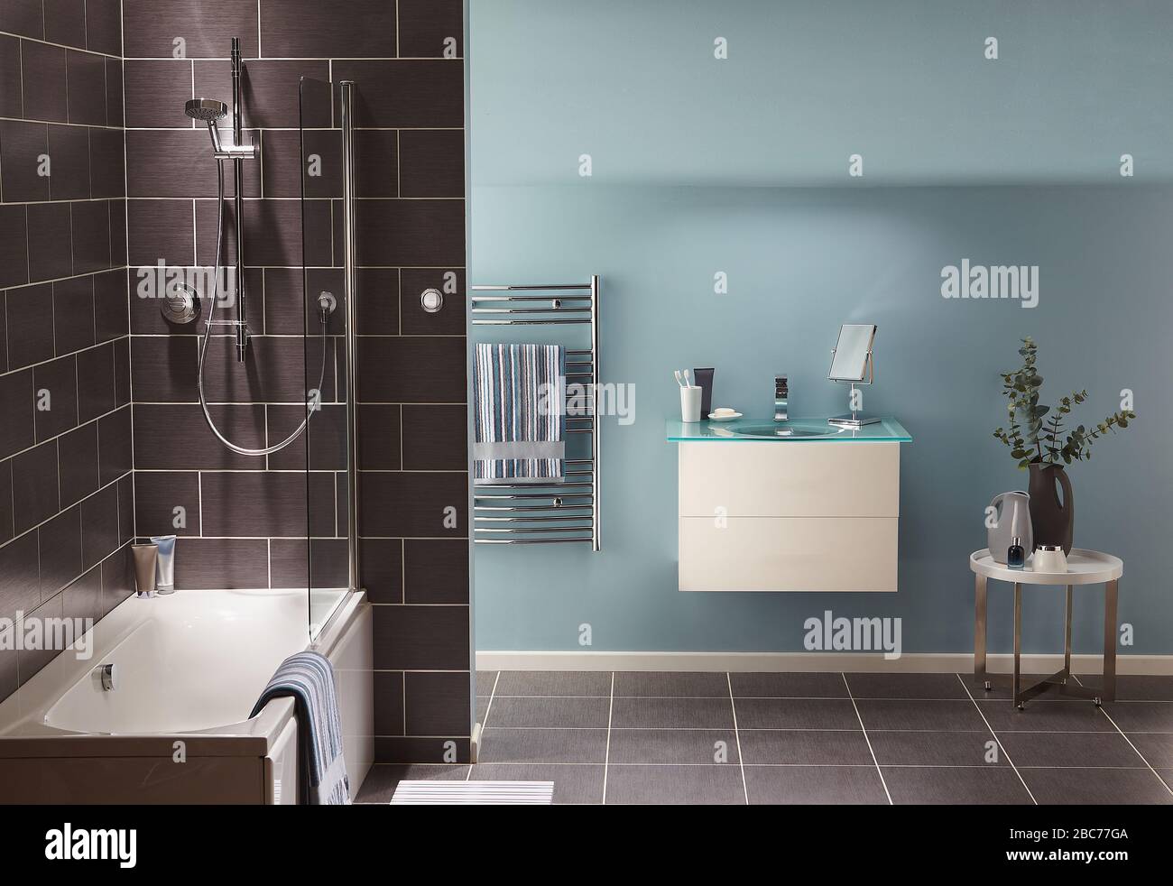 Modernes Badezimmer mit Badewanne, Duschbereich und Waschbecken Stockfoto