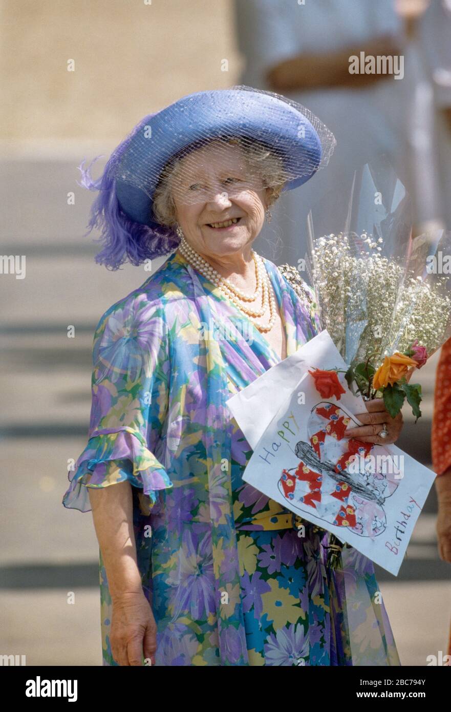 HM Queen Elizabeth, die Königinmutter grüßt gute Wisher außerhalb des Clarence House an ihrem 89. Geburtstag, London, England 1989. Stockfoto