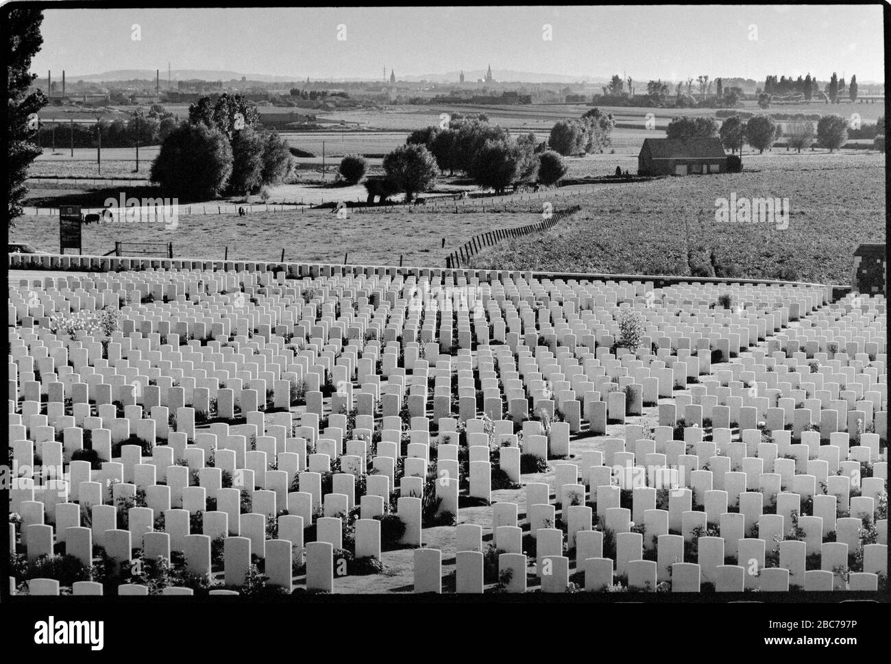 Tyne Cot Commonwealth war Graves Friedhof und Memorial Passchendale Belgien. Blick auf Ypern IPER am Horizont. Tyne Cot Commonwealth war Graves Cemetery and Memorial to the Missing ist ein Grabplatz der Commonwealth war Graves Commission (CWGC) für die Toten des ersten Weltkriegs im Ypern Salient an der Westfront. Es ist der größte Friedhof für Commonwealth-Streitkräfte der Welt, für jeden Krieg. Der Friedhof und seine umliegende Gedenkstätte befinden sich außerhalb von Passchendale, in der Nähe von Zonnebeke in Belgien. Stockfoto