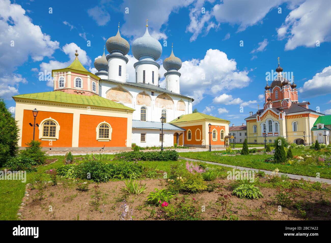 Juli sonniger Tag im Tikhvin Assumption Kloster. Tikhvin, Russland Stockfoto