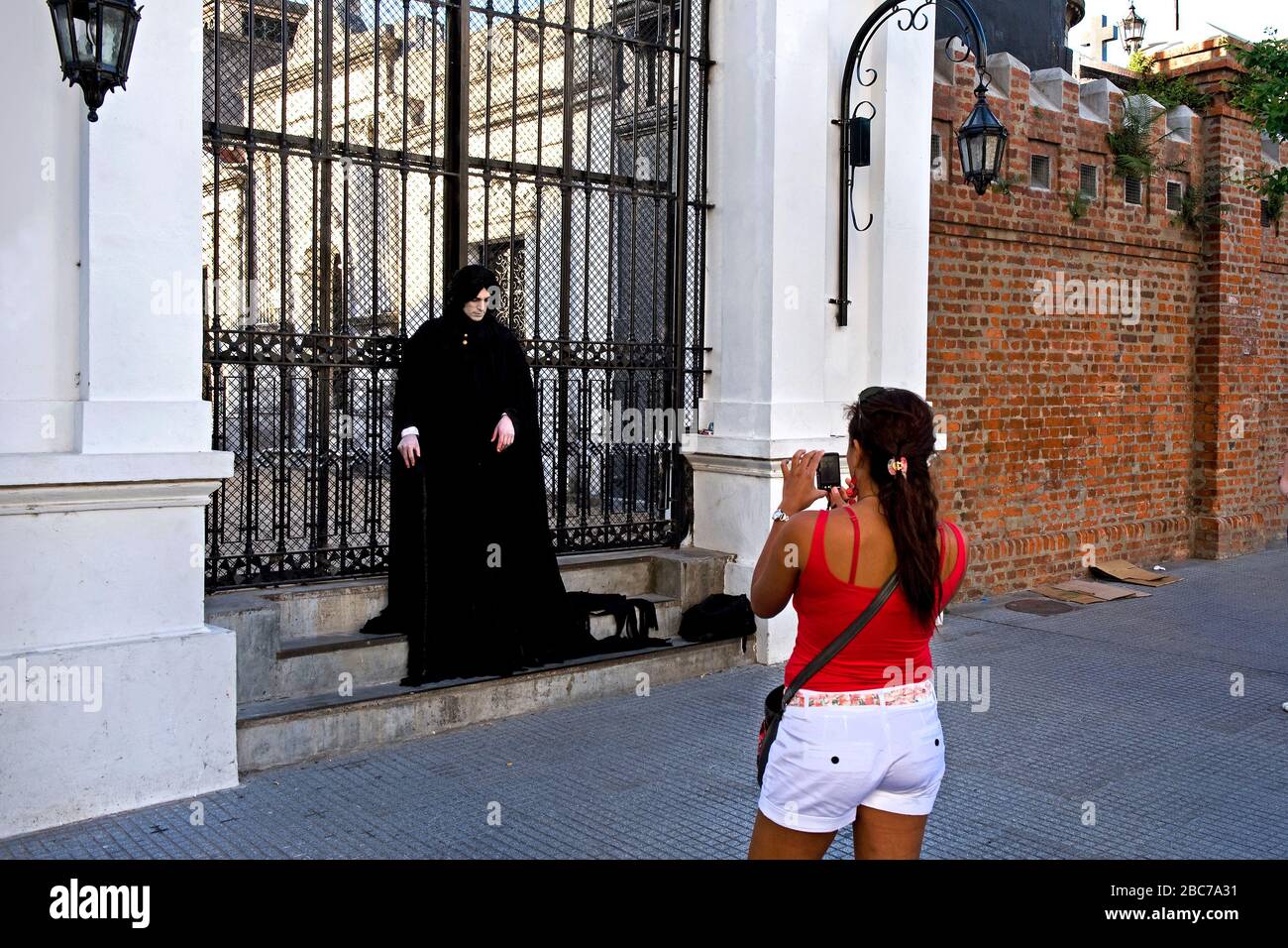Buenos Aires/Argentinien: Mann in Schwarz als lebende Statue im Vorraum des Recoleta-Friedhofs Stockfoto