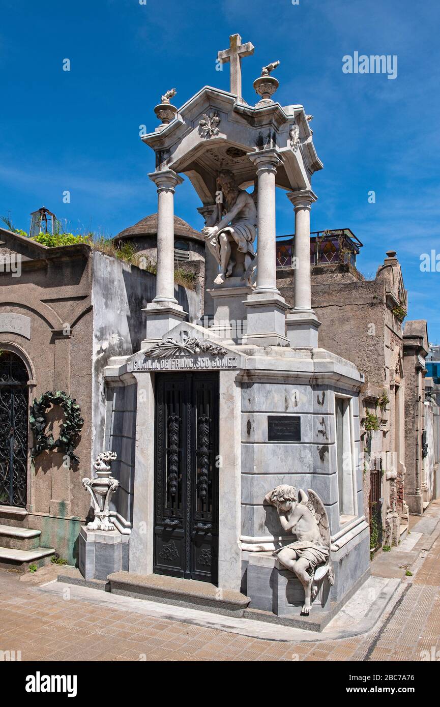 Buenos Aires/Argentinien - 13. November 2011: Monumentales Grab auf dem Friedhof Recoleta in Buenos Aires Stockfoto
