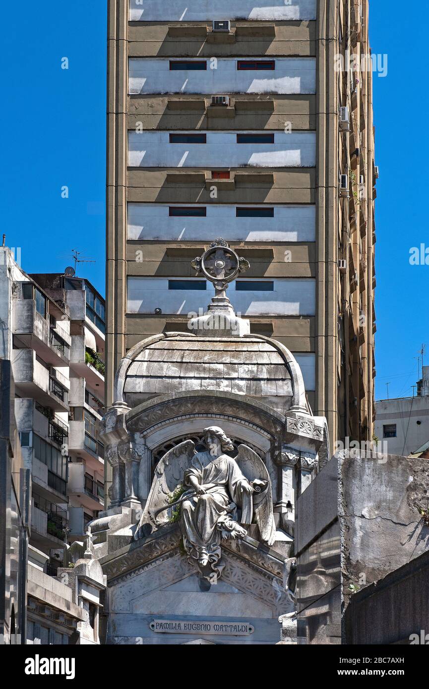Buenos Aires/Argentinien: Skulptur auf dem Friedhof Recoleta mit einem Wohnhaus im Hintergrund Stockfoto