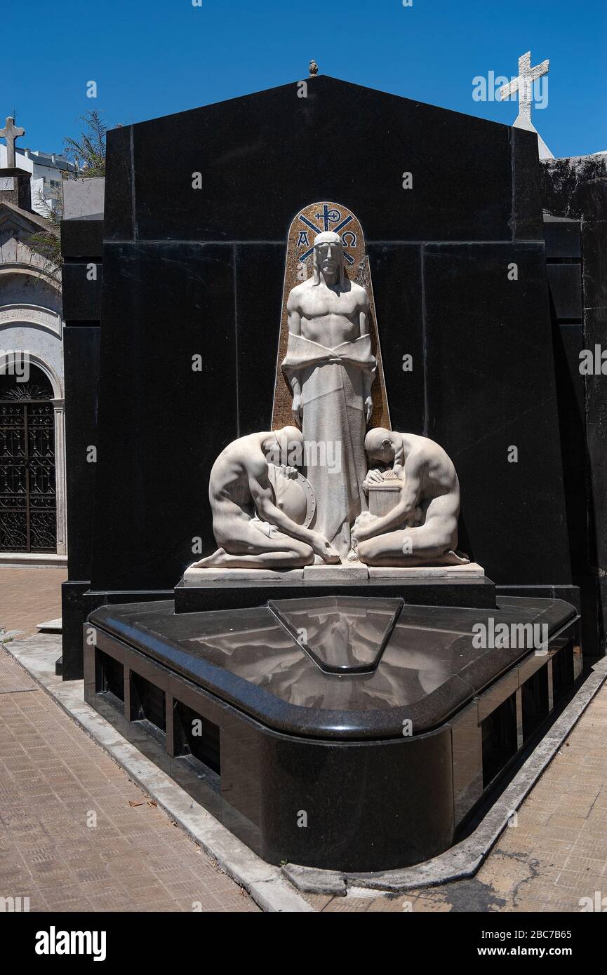 Buenos Aires/Argentinien: Skulptur auf dem Friedhof Recoleta in Buenos Aires Stockfoto