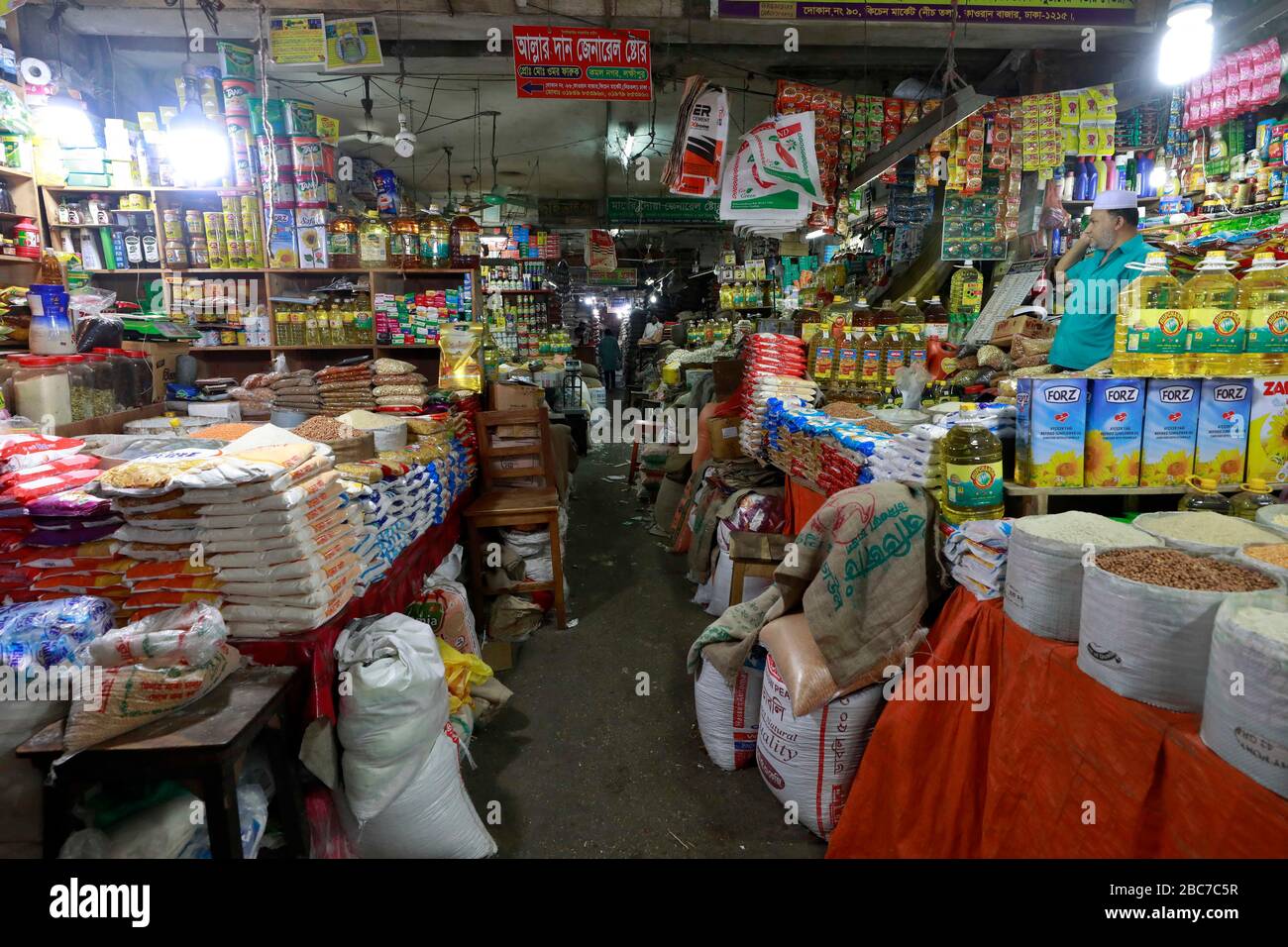 Dhaka, Bangladesch - 03. April 2020: Der Karwan Bazar Kitchen Market ist leer. Die Leute hunkern zu Hause und kommen nicht aus, außer für sie Stockfoto