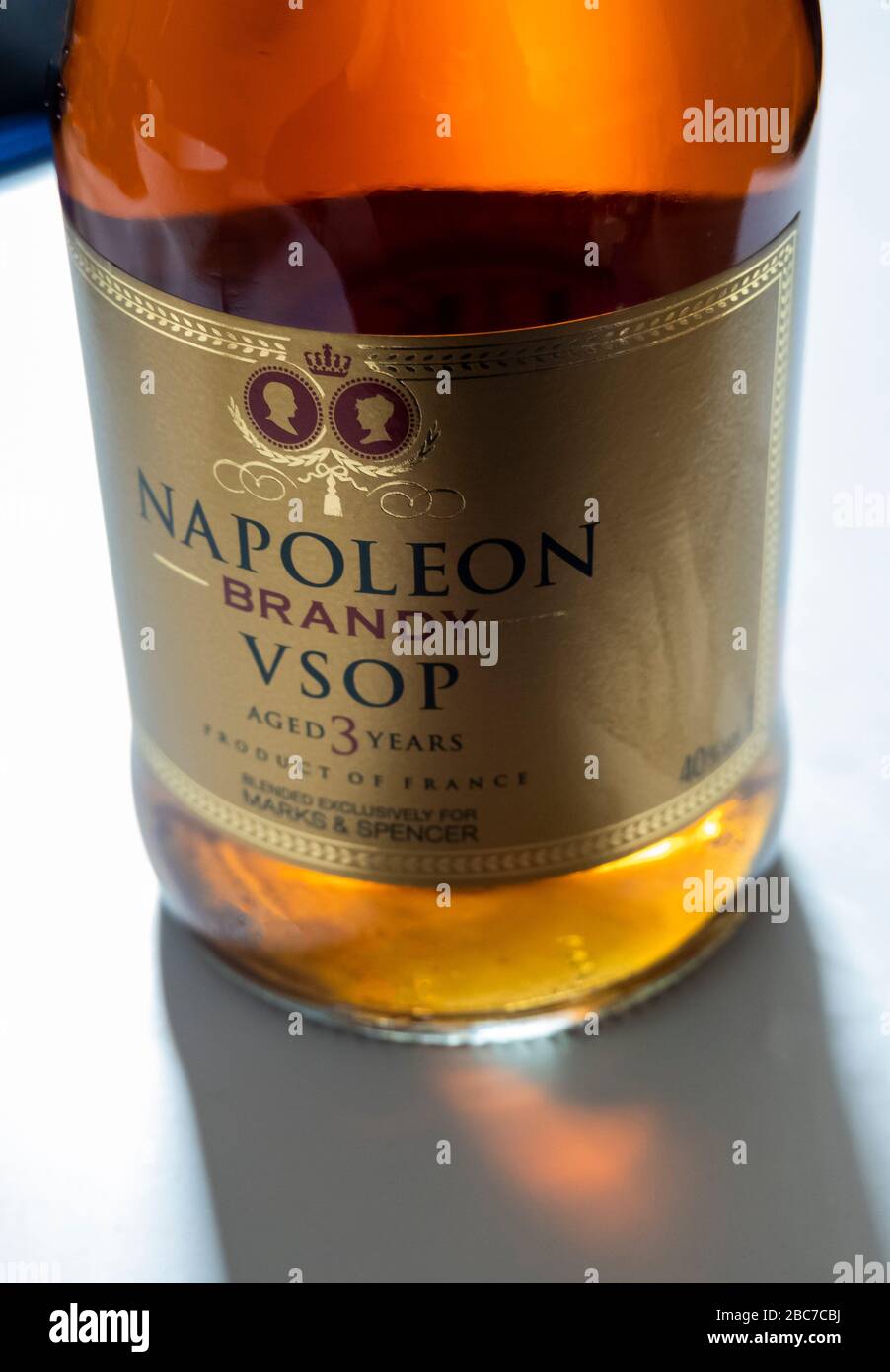 Nahaufnahme einer Flasche Napoleon Brandy Stockfoto