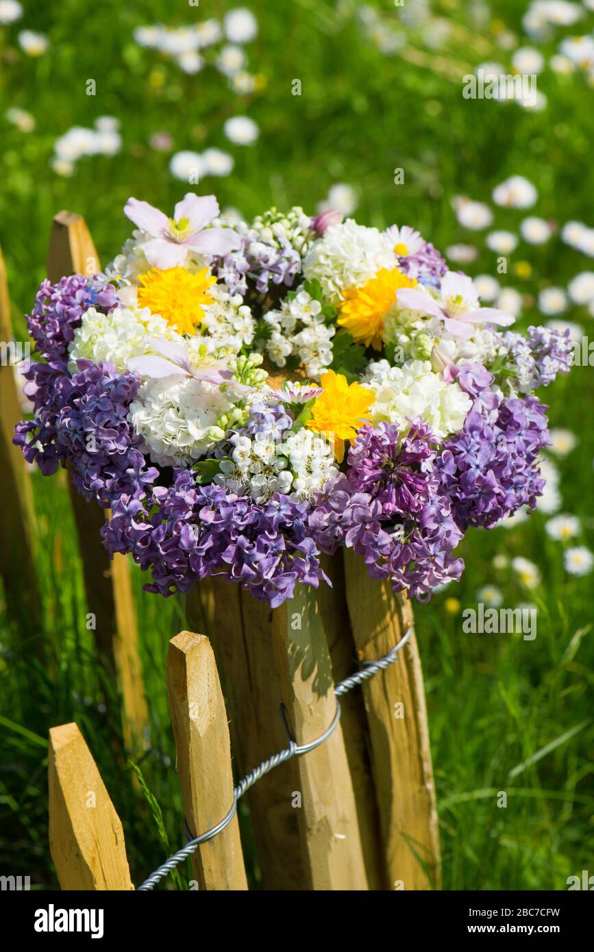 Farbenfroher Kranz mit Flieder und anderen Frühlingsblumen Stockfoto