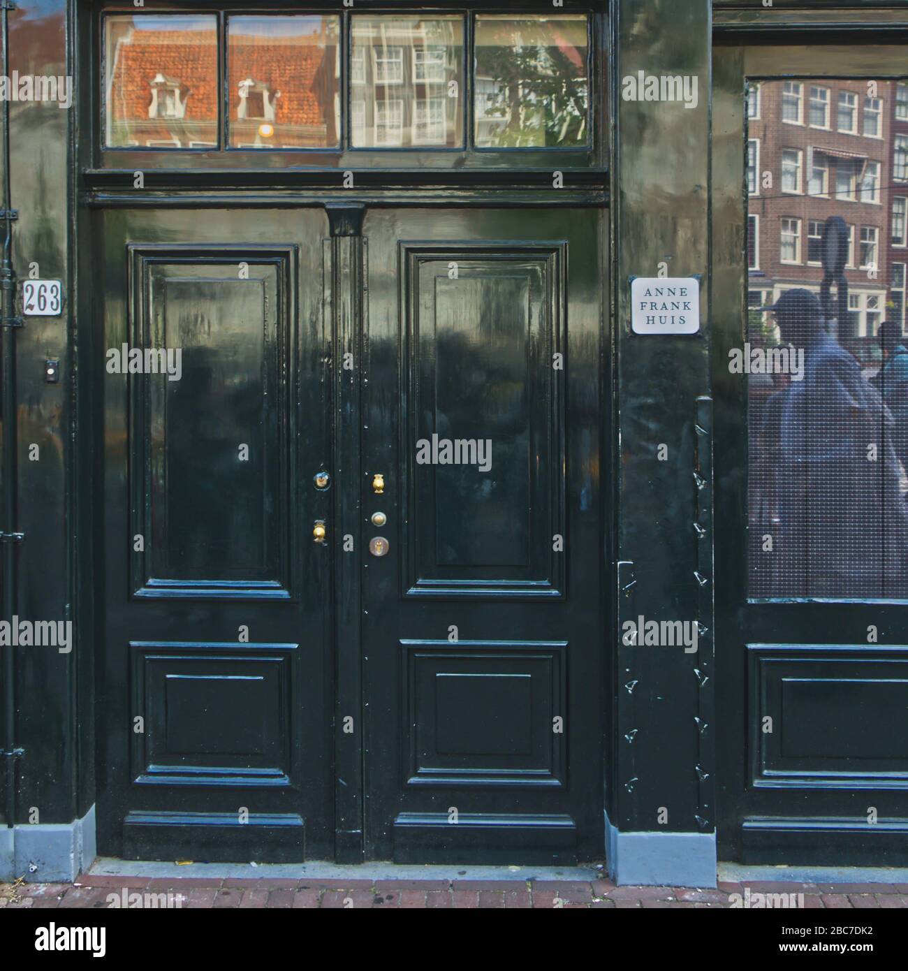 Die Eingangstür des Anne Frank House, einer beliebten Attraktion in Amsterdam, Niederlande Stockfoto