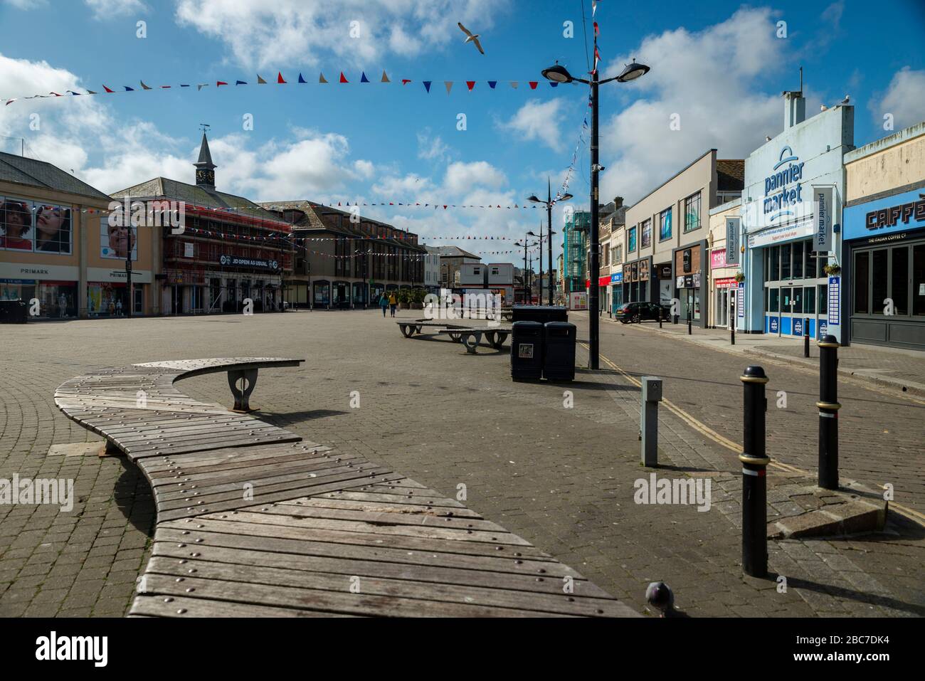 Truro, Cornwall, Großbritannien, 02/04/2020. Cornwalls größte Einkaufsstadt, Truro, war in der Hauptsaison wegen des Corona-Virus verlassen. Stockfoto