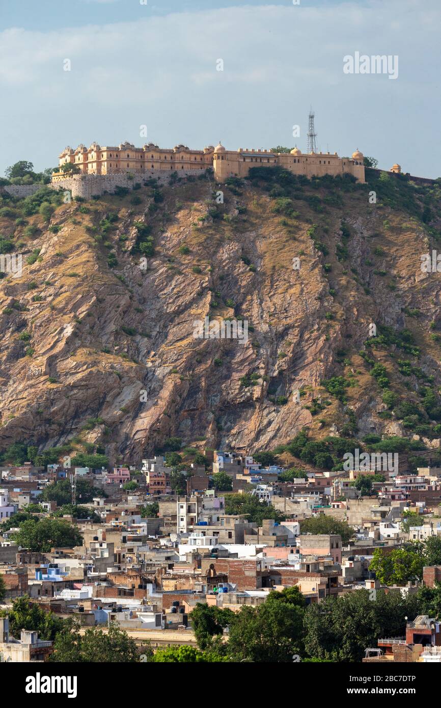 Blick auf das Nahargarh Fort aus dem Zentrum von Jaipur, Indien Stockfoto