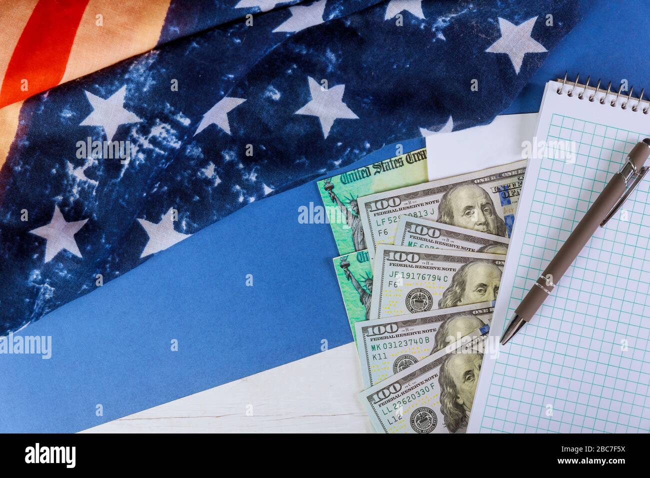 GELDBANKNOTE DES US-Dollars auf amerikanischer Flagge COVID-19 zur globalen Blockierung der Pandemie, Finanz-Konjunkturpaket-Regierung für Menschen Stockfoto