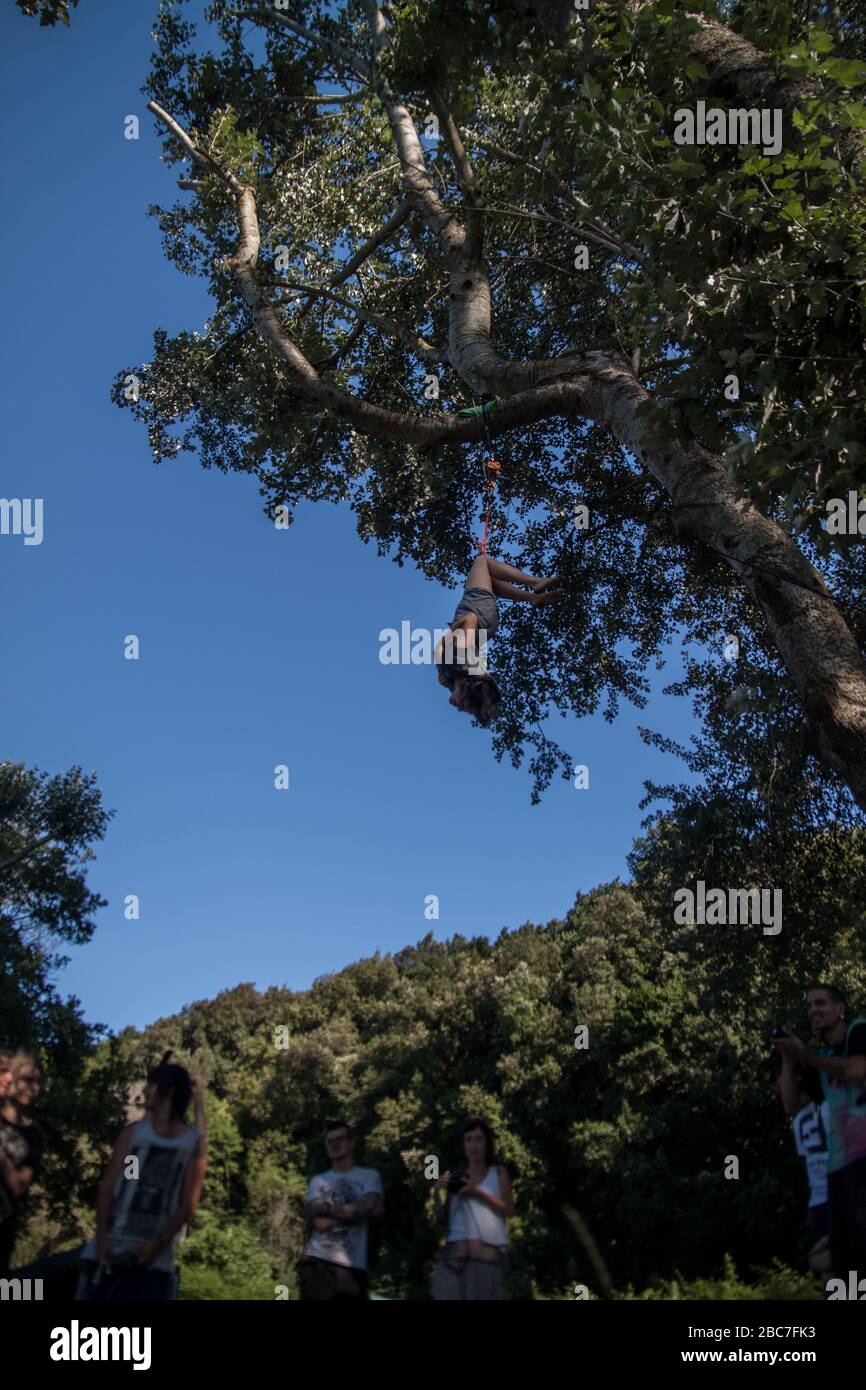 Körperpiercing am See hängen Stockfoto