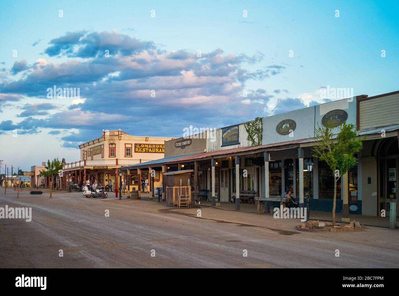 Tombstone, Arizona, Vereinigte Staaten - 12. Juli 2009: Allen Street in der Dämmerung mit Longhorn Restaurant Saloon, einer historischen Wild West Location. Stockfoto
