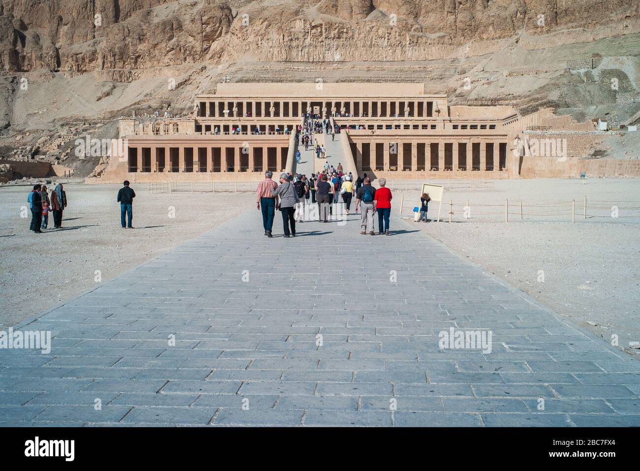 Deir El-Bahari, Luxor, Ägypten - 31. Dezember 2010: Alter Tempel der Königin Hatschepsut, genannt Djeser-Djeseru mit Touristen und Besuchern. Stockfoto
