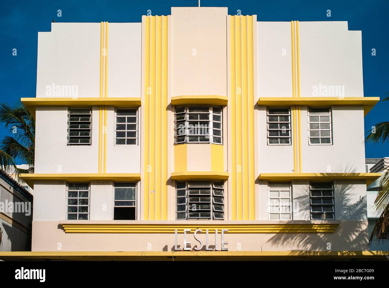 Miami Beach, Florida, Vereinigte Staaten - 7. Juli 2012: Leslie Hotel Fadenade on Ocean Drive im Art Deco District in South Beach, entworfen von Albert Anis Stockfoto