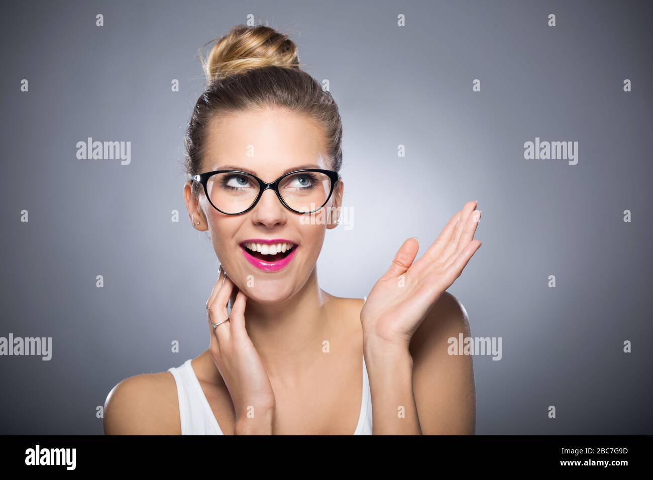 Attraktive Frau lächelnd Stockfoto