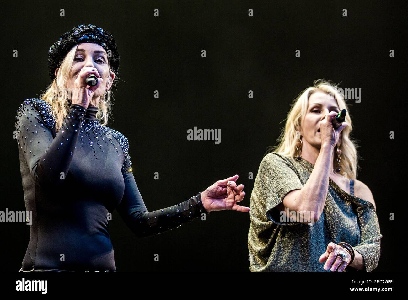 Skanderborg, Dänemark. August 2018. Das englische Poptrio Bananarama führt ein Live-Konzert während des dänischen Musikfestivals SmukFest 2018 durch. Hier ist Sänger Siobhan Fahey (L) live auf der Bühne mit Sängerin Sara Dallin (R) zu sehen. (Foto: Gonzales Foto - lasse Lagoni). Stockfoto